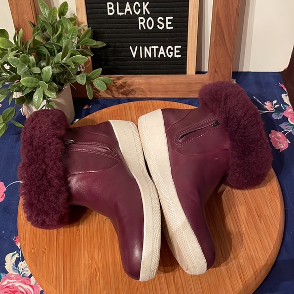 FIT FLOP SHEARLING ANKLE BOOTS IN BURGUNDY SZ 7 - Picture 3 of 9